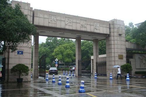 武大校门被淹一米深：城市内涝现象解析